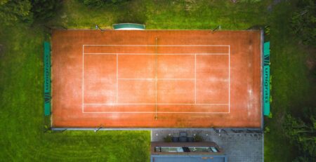 tenniseväljaku ehituse planeerimine - Kunstmurukattega tenniseväljaku droonifoto