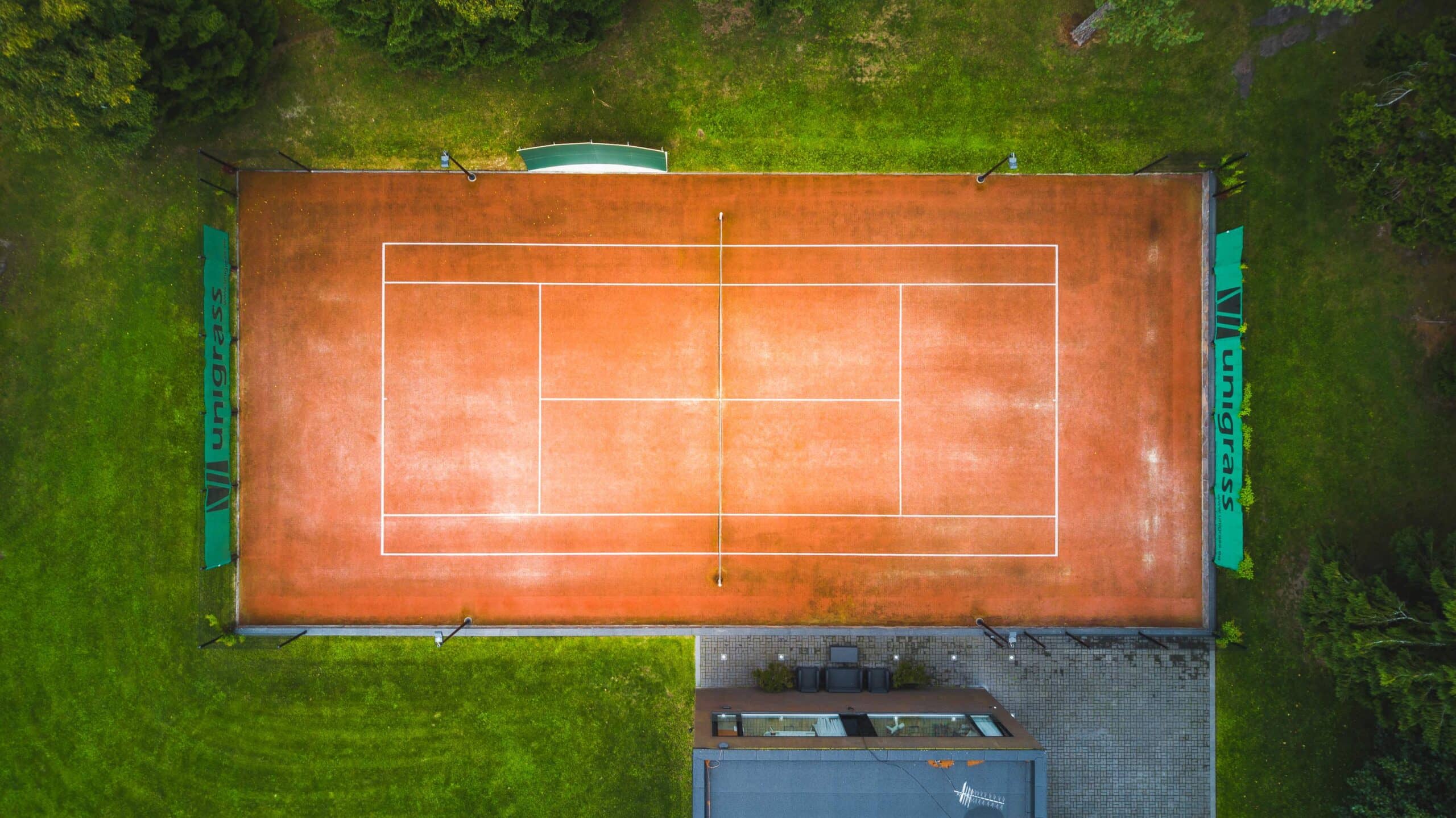 tenniseväljaku ehituse planeerimine - Kunstmurukattega tenniseväljaku droonifoto