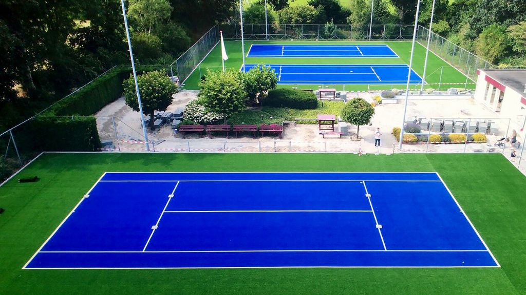 Tenniseväljaku värvivalik: Sinise kunstmuru kattega tenniseväljak