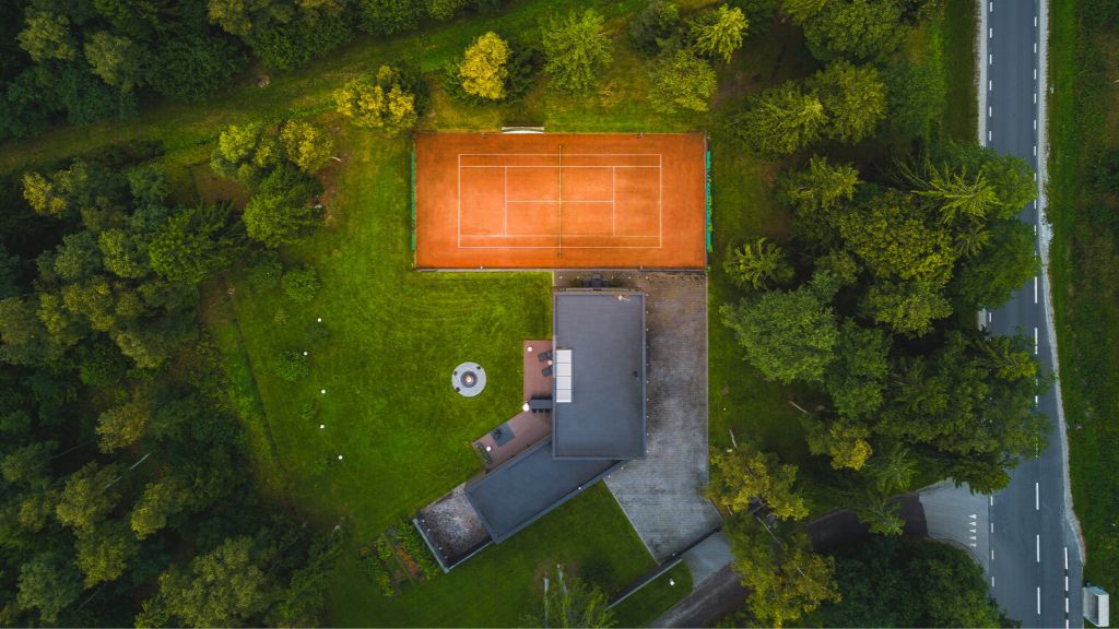 Tenniseväljaku ehitus :Punase tenniseväljakuga maja droonifoto