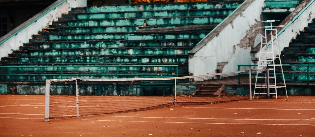 Kadrioru tennisekeskuse saviliiva väljak sügisel