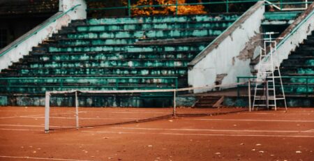 Kadrioru tennisekeskuse saviliiva väljak sügisel