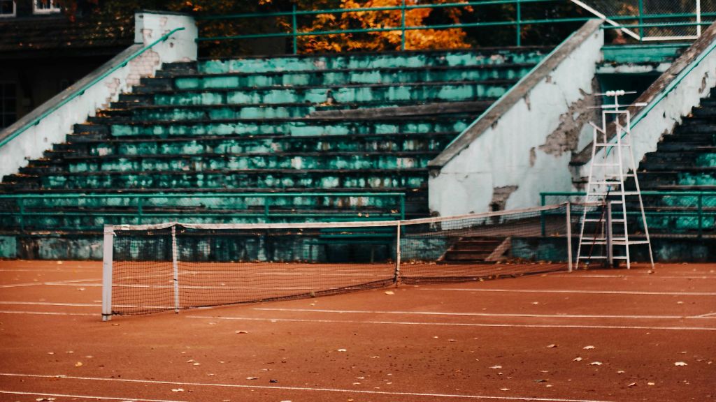 Kadrioru tennisekeskuse saviliiva väljak sügisel