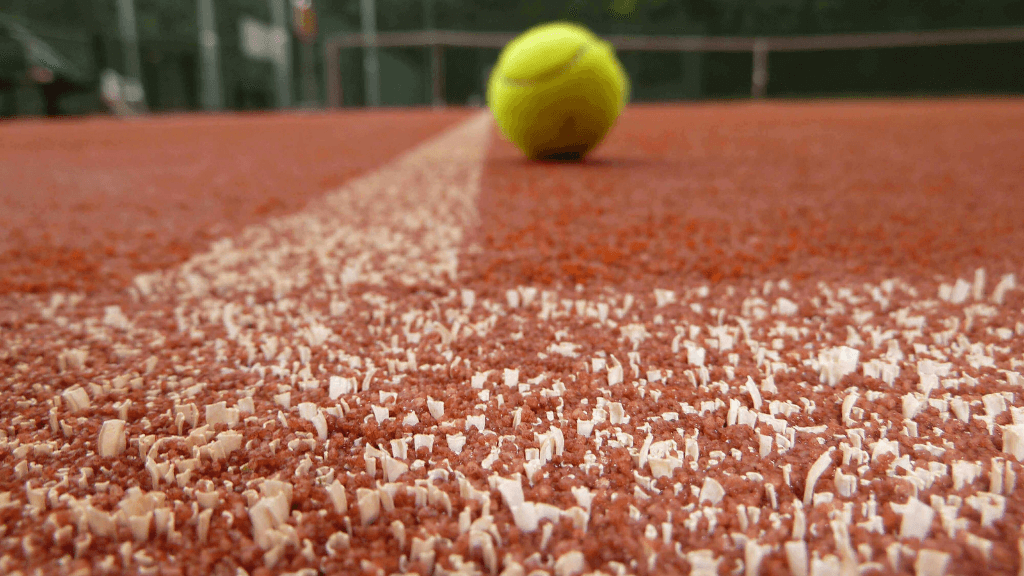 Tennisepall Advantage Red Cour tenniseväljakul