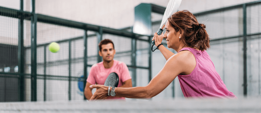 Padel - Naine ja mees padeliväljakul