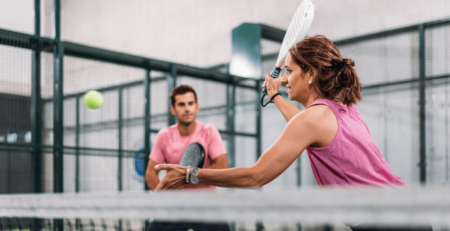 Padel - Naine ja mees padeliväljakul