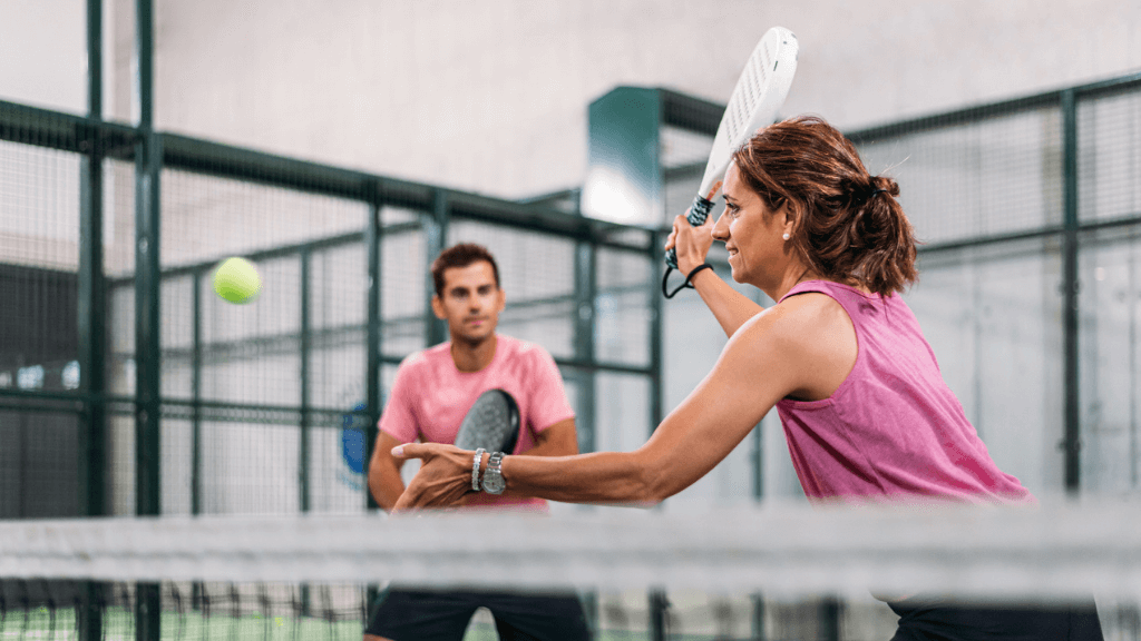 Padel - Naine ja mees padeliväljakul