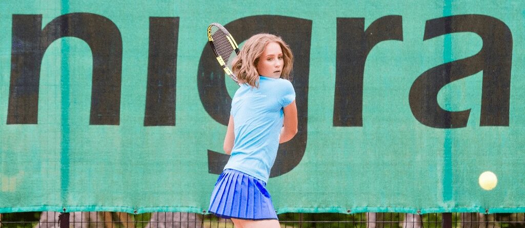 Tüdruk mängib tennist