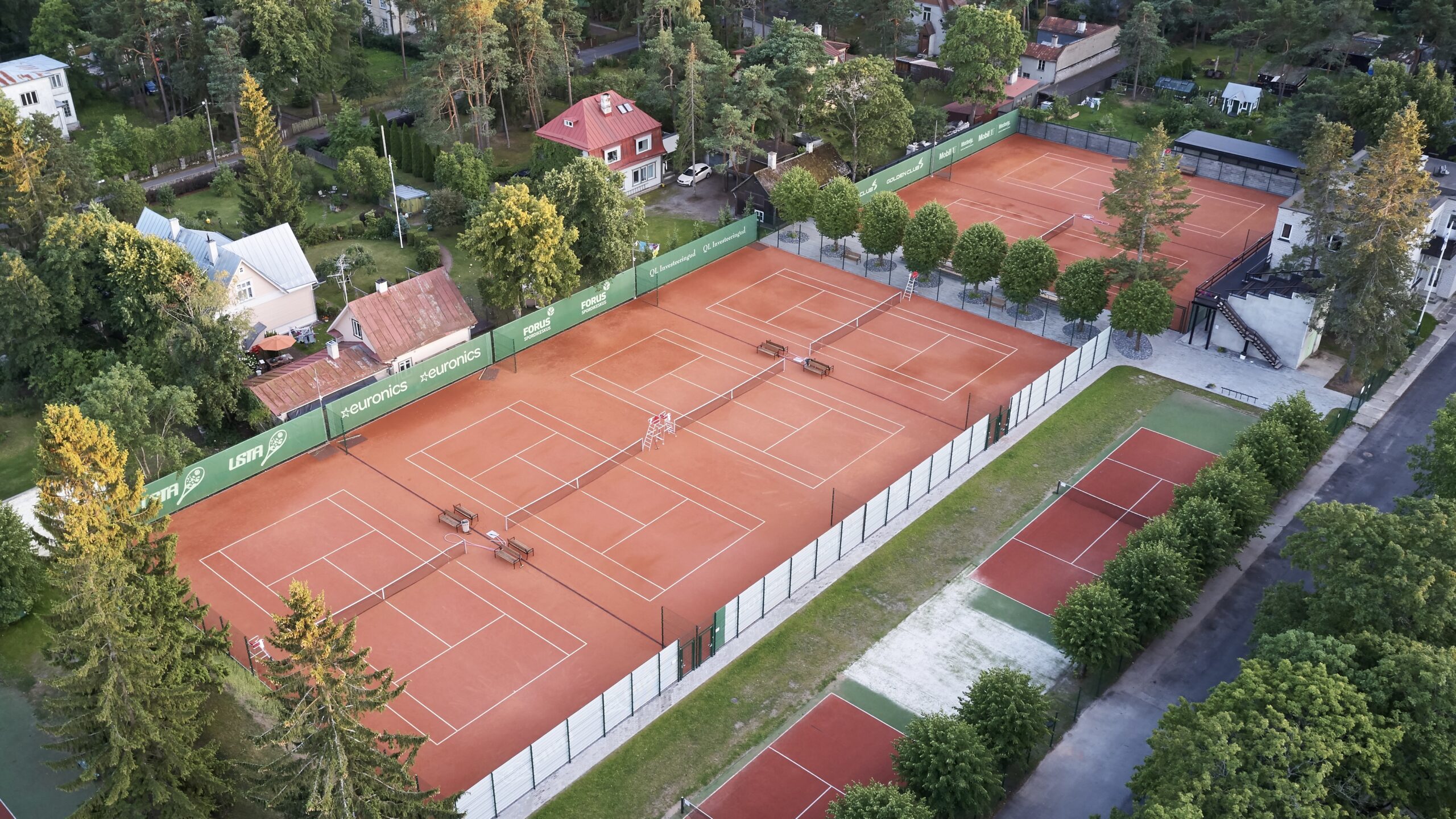 Tallinnassa (Viro) Nõmmen Tenniskeskuksessa Unigrass kunnosti savihiekkakentät.