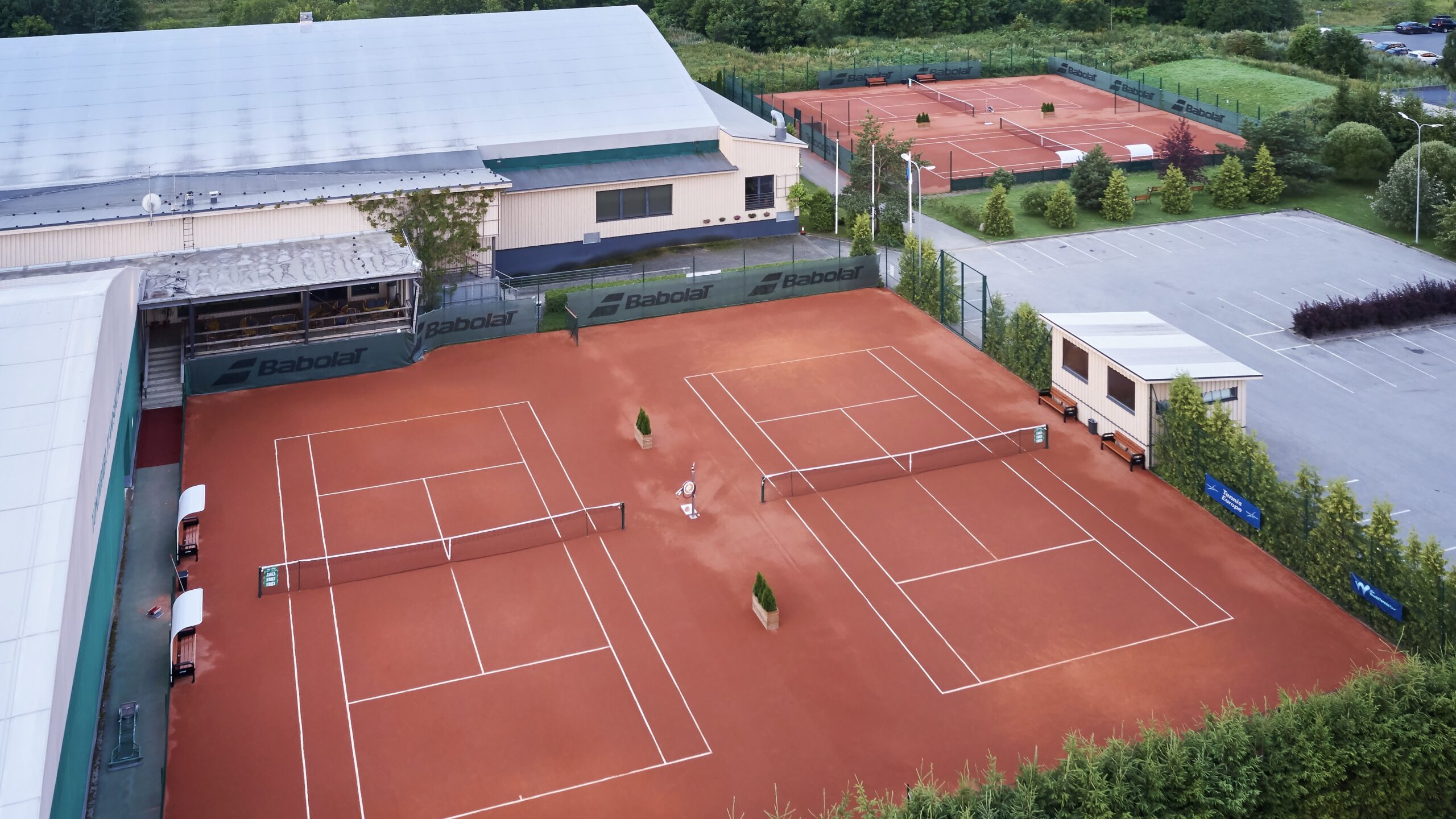 Tallinnassa (Viro) Tondiraban Tenniskeskuksessa Unigrass kunnosti kovapintaiset tenniskentät.